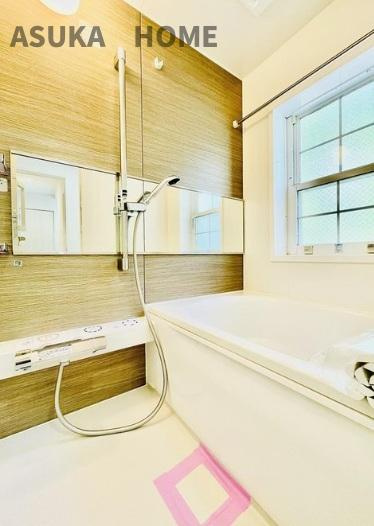 保土ケ谷区常盤台戸建の浴室|浴室暖房乾燥機があるので、浴室環境もボタン一つで過ごしやすいバスタイムになります。