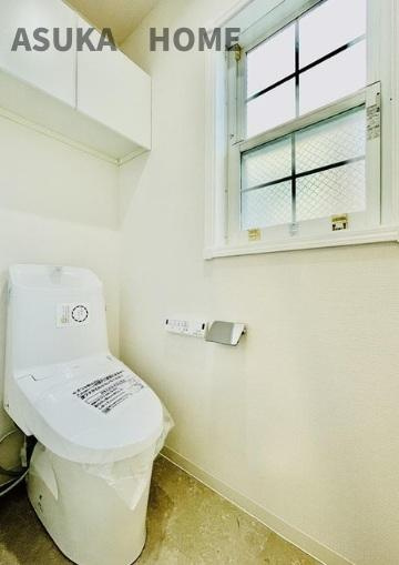保土ケ谷区常盤台戸建のトイレ|清潔感のあるトイレです。窓がついてるのも開放感があっていいですね。