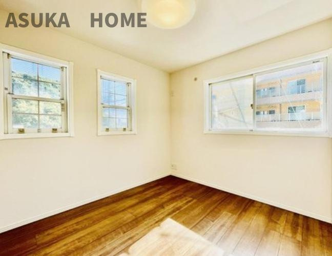 保土ケ谷区常盤台戸建の洋室|窓からの採光は一人の時間を心安らぐ空間にしてくれますね。