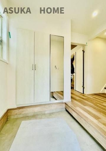 保土ケ谷区常盤台戸建の玄関|明るい玄関が家路からの「ただいま」の安心感を実感させてくれそうですね。収納も充実してますね。