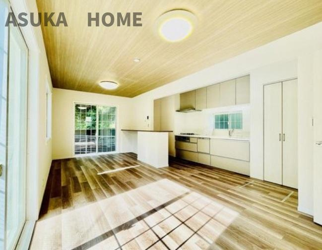 保土ケ谷区常盤台戸建の居間・リビング|家族との団らんが楽しい時間になりますね。