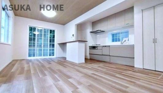 保土ケ谷区常盤台戸建の居間・リビング|明るい陽当たりが木目の床が映えるリビングですね。