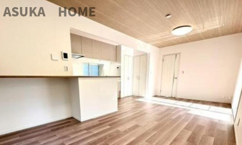 保土ケ谷区常盤台戸建の居間・リビング|家族だんらんのスペースとなるリビングです。大きな窓があり開放的な空間です。