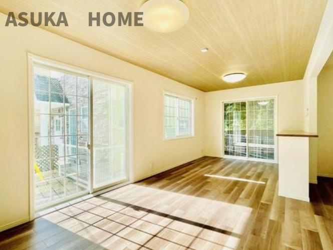 保土ケ谷区常盤台戸建の居間・リビング|陽当たり良好で家族との楽しいひと時になりそうですね。