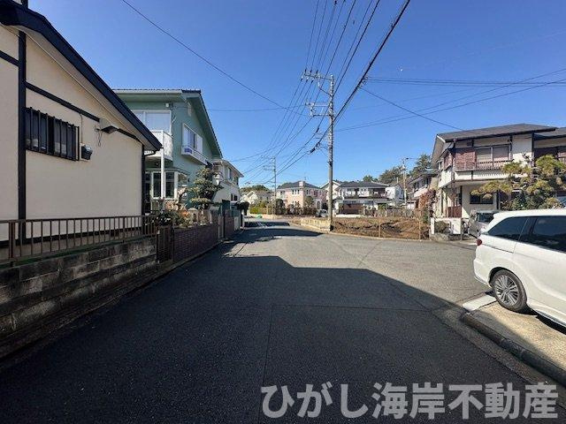 茅ケ崎市松風台　新築戸建　全２棟の前面道路含む現地写真|3月5日撮影　建築前　現地外観