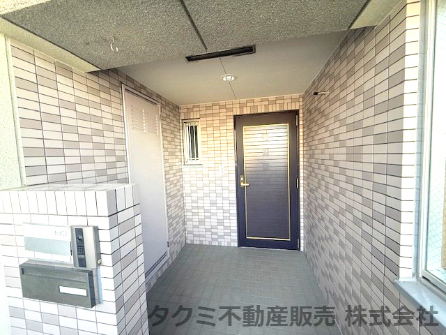 武庫川第2　三番街　４号棟の玄関|玄関ポーチ付きでベビーカーや三輪車などを置いておくことが出来ます。