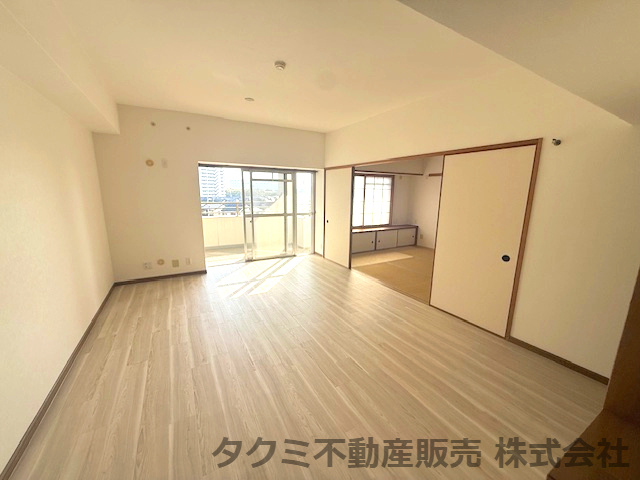 武庫川第2　三番街　４号棟の居間・リビング|南向きの明るいリビングです。