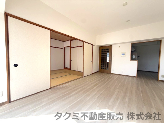 武庫川第2　三番街　４号棟の居間・リビング|横の和室とフラットでつながっているので、襖を外して広く使うのもいいですね♪