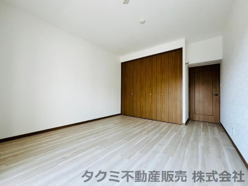 武庫川第2　三番街　４号棟の洋室|洋室８．４帖　大きなベットを置いても余裕の広さ！！