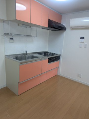 【キッチン】 | エクセル千葉 | キッチンには、3口ガスコンロが設置され、収納も十分できます。