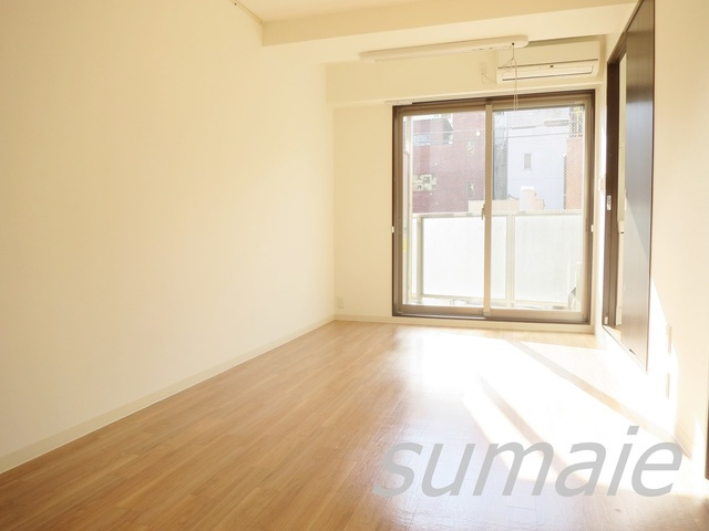 エリーワールドの居間・リビング|フローリング仕様の洋室です★