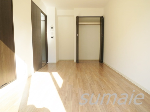 エリーワールドの寝室|フローリング仕様の洋室です★