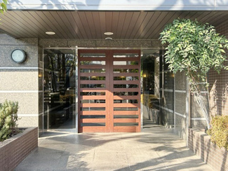 【エントランス】 | オートロックを備えた、マンションのエントランス。やはりセキュリティの観点は欠かすことができません。皆様を“安全”に送り出し、出迎えてくれます。～即日のご見学可能～　お問合せはお気軽にどうぞ。