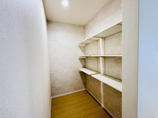 松戸市栗山新築戸建の収納|キッチン横・パントリースペース・可動棚