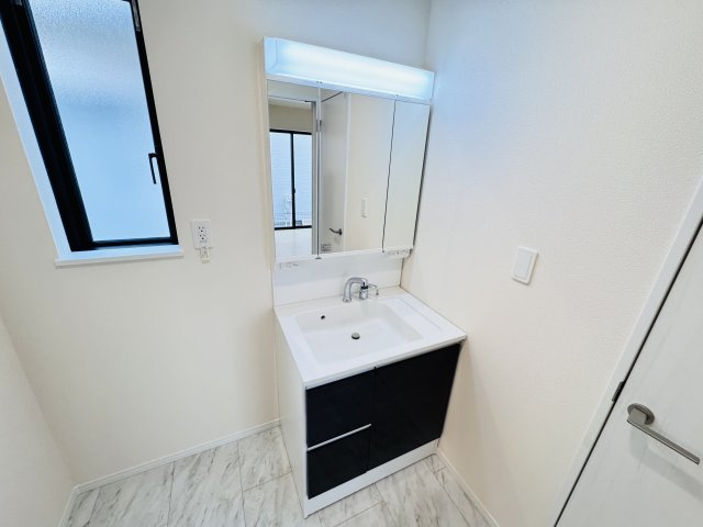 松戸市栗山新築戸建の独立洗面台|シャワーヘッド付き三面鏡洗面化粧台