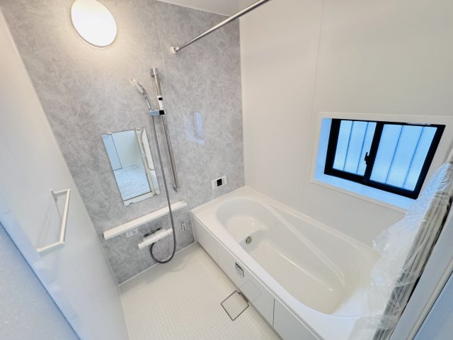 松戸市栗山新築戸建の浴室|手元で水流切り替えシャワーヘッド・足を伸ばせる広々浴槽で毎日リラックス♪