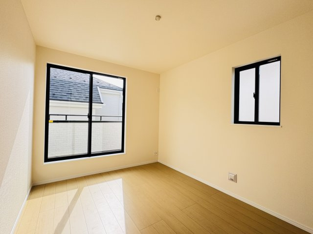 松戸市栗山新築戸建の子供部屋|6.5帖洋室・南側バルコニー前の明るいお部屋です♪