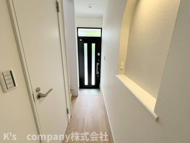 ◎茅ヶ崎市室田2丁目　中古戸建の内装|ホール部分♪写真右側には小物類や想い出の写真類を置くスペース♪