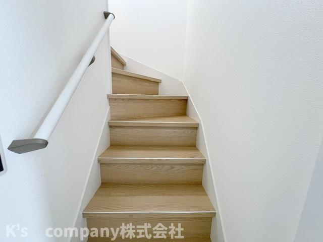 ◎茅ヶ崎市室田2丁目　中古戸建の内装|手すり付き階段♪