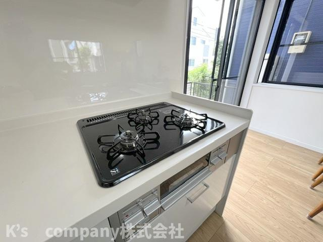 ◎茅ヶ崎市室田2丁目　中古戸建のキッチン|同時進行ができる3口コンロ♪