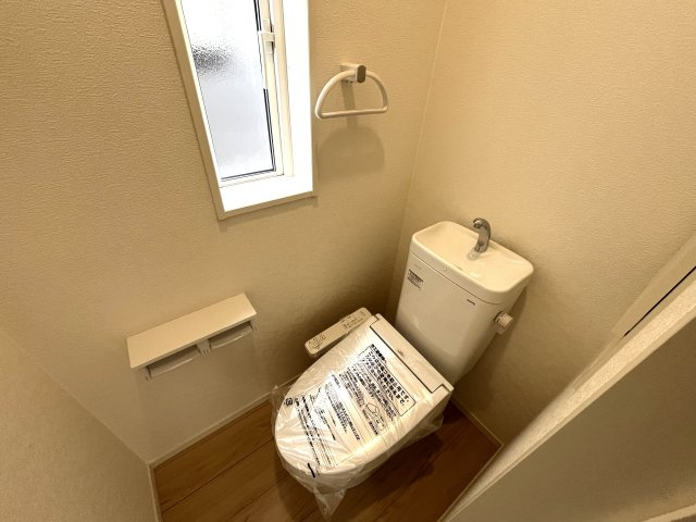 【トイレ】 | 仲介手数料無料！井関小学校に通える新築戸建　山口市阿知須　第９－２号棟　クレイドルガーデン　アーネストワン | シャワートイレは節水型タイプ。１階と２階の２カ所あります