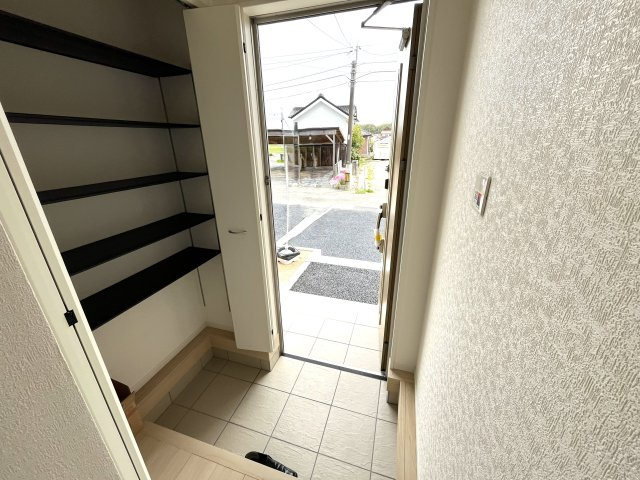 【玄関】 | 仲介手数料無料！井関小学校に通える新築戸建　山口市阿知須　第９－２号棟　クレイドルガーデン　アーネストワン | 玄関には大型の下駄箱も設置。ブーツも楽々入ります。