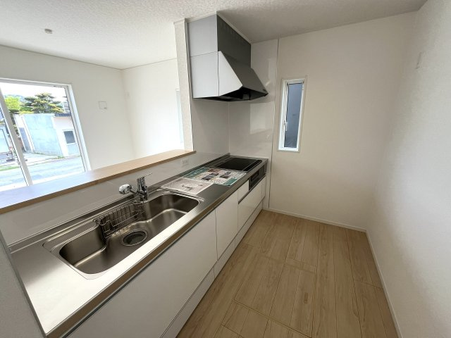 【キッチン】 | 仲介手数料無料！井関小学校に通える新築戸建　山口市阿知須　第９－２号棟　クレイドルガーデン　アーネストワン | 使い勝手の良いシステムキッチンで楽しくクッキング♪