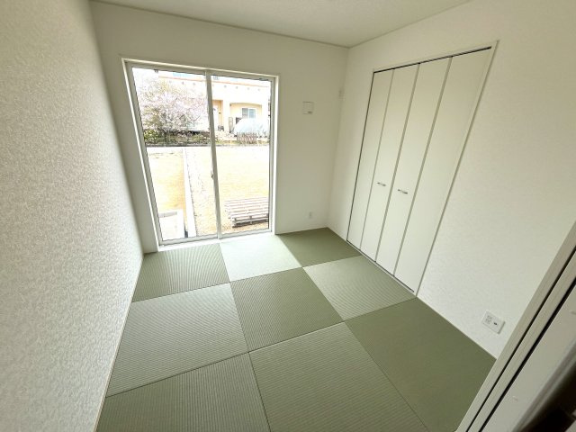 【和室】 | 仲介手数料無料！井関小学校に通える新築戸建　山口市阿知須　第９－２号棟　クレイドルガーデン　アーネストワン | リビングにつながる和室は落ち着いた雰囲気を醸し出します
