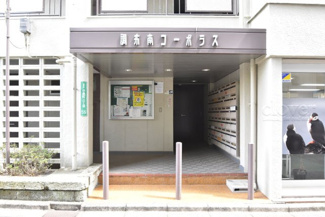 【エントランス】 | マンションの正面エントランス。出入りする人間を癒してくれるマンション入り口であり、その建物の「顔」でもあります。～即日のご見学可能～　お問合せはお気軽にどうぞ。
