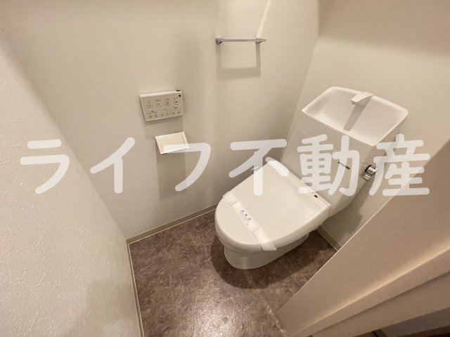 F asecia 近大前のトイレ|落ち着いた色調のトイレです