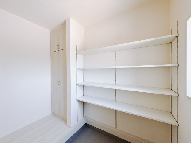 【新築戸建】第6前橋鼻毛石　の収納|■玄関｜ご家族の靴がたくさんしまえる下駄箱付き。お子様の靴がこれから増えても安心な大きさです。