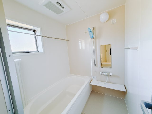 【新築戸建】第6前橋鼻毛石　の浴室|■浴室｜ゆったり足を伸ばせるサイズの浴室(*＾＾*)　夜間のお洗濯や、雨の日のお洗濯に大活躍の浴室暖房乾燥機付き！お子さまとの入浴の際に嬉しいエコベンチ浴槽付きです♪