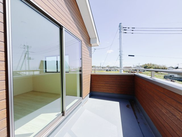 【新築戸建】第6前橋鼻毛石　のバルコニー|■バルコニー｜ワイドバルコニーは、溜め込んでしまったお洗濯物を一気に干すことができるくらいのスペースがあります。二部屋から出入り可能なのでお布団などもラクラク干せますね♪