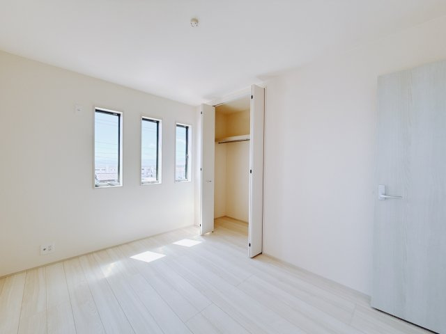 【新築戸建】第6前橋鼻毛石　の洋室|■2階洋室｜ナチュラルカラーの床です。模様替えなどとても楽しく工夫できます♪陽当たり、風通しもとても良いので毎日快適な生活スタートです！子供部屋にも良いですね♪