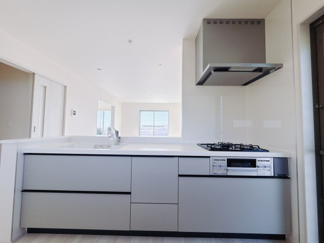 【新築戸建】第6前橋鼻毛石　のキッチン|■キッチン｜作業がはかどる広々カウンタースペース。会話がはずむ「オープンキッチン」なので家族とのコミュニケーションも活発になります。