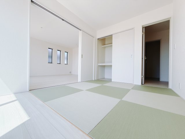 【新築戸建】第6前橋鼻毛石　の和室|■1階和室｜意外と場所をとるアイロンがけや、お洗濯物を畳むときにも広々と使うことができ、ちょっと一休みしたいとき、すぐに横になれるのも魅力です♪