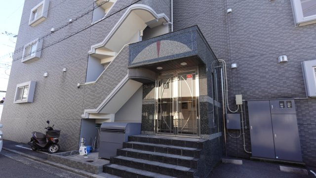 クレールIWAIのエントランス