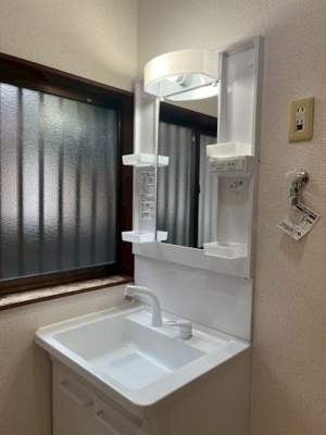 【独立洗面台】 | パシフィックホームＡ棟 | 独立洗面台、小物を置くことができて便利です
