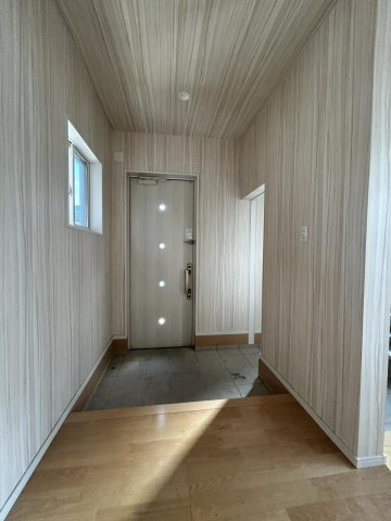 東雲町2丁目　中古戸建の玄関