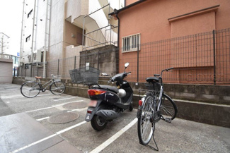【駐車場】 | バイク置き場。空き区画の有無や駐輪料金、サイズおよび排気量規定などについては、改めてお問い合わせください。～即日のご見学可能～　お問合せはお気軽にどうぞ。