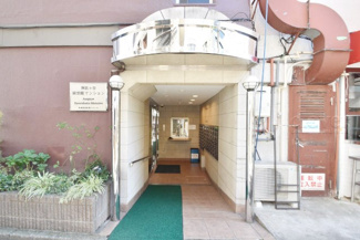 【エントランス】 | お客様を、そして住人を出迎えてくれるマンションのエントランス。ゴミが落ちていないことからも、管理状態の良さや住民の節度の高さが見て取れます。～即日のご見学可能～　お問合せはお気軽にどうぞ。