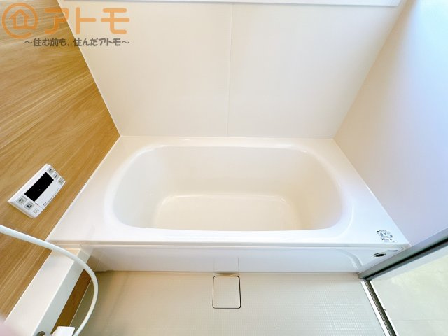 【浴室】 | 葵区大岩3丁目　中古戸建 | 脚を伸ばしてリフレッシュ♪広々湯舟でお湯に浸かれば疲労回復効果につながります♪