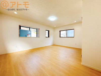 【寝室】 | 葵区大岩3丁目　中古戸建 | 広々12帖の寝室はスペースを区切って使うことも可能です♪