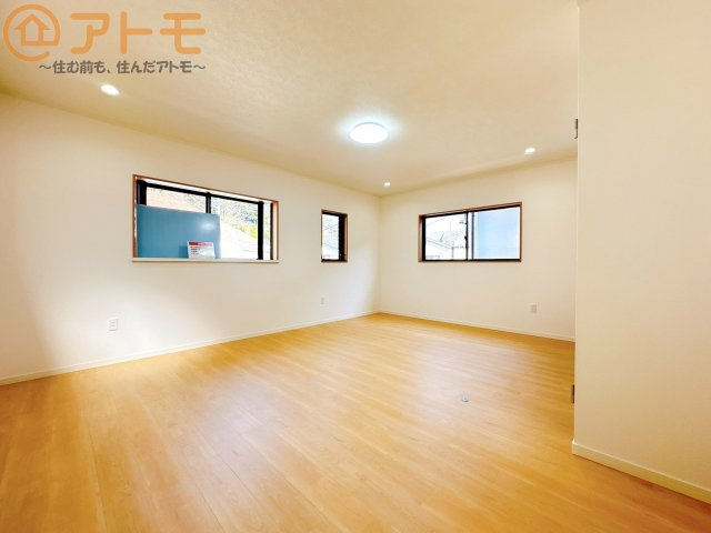 【寝室】 | 葵区大岩3丁目　中古戸建 | 広々12帖の寝室はスペースを区切って使うことも可能です♪