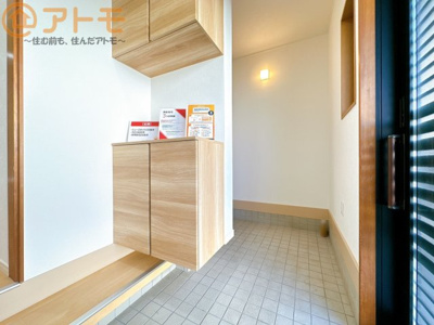 【玄関】 | 葵区大岩3丁目　中古戸建 | 玄関はキッチンまで土間が広がっているため、買物袋もそのままキッチンへ運べます♪