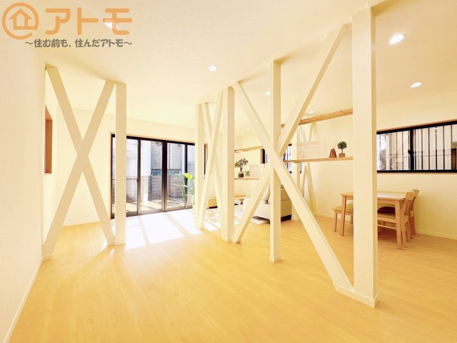 【居間・リビング】 | 葵区大岩3丁目　中古戸建 | 日当たりのよいリビングは、一年を通してぽかぽかとしています。家族が自然と集まる空間になりそうですね♪