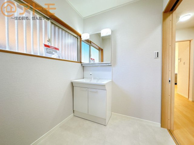 【独立洗面台】 | 葵区大岩3丁目　中古戸建 | シャワータイプの洗面台は、洗濯物の土汚れなどの予洗いもしやすいため、お子様のいるご家庭でも大活躍！