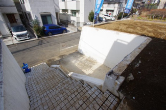 【外観】 | 【仲介手数料無料！！】多摩市永山2丁目　売地　3980万円 | 駐車場と、エントランスの階段