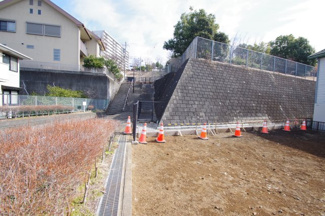 【周辺】 | 【仲介手数料無料！！】多摩市永山2丁目　売地　3980万円 | 北側道路と植栽