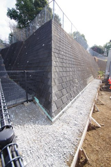 【周辺】 | 【仲介手数料無料！！】多摩市永山2丁目　売地　3980万円 | 東側境界部分と隣地の擁壁